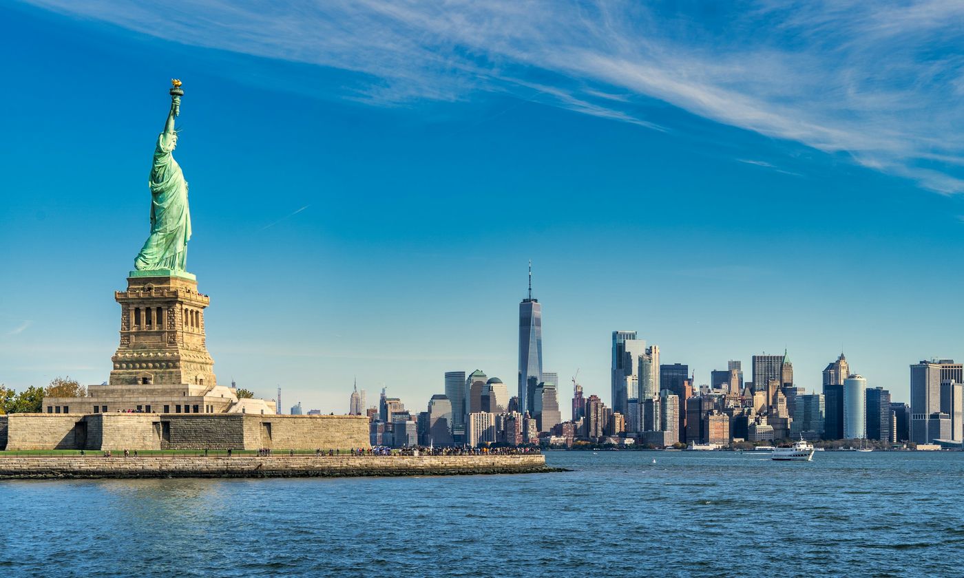 Freiheitsstatue auf Liberty Island vom Wasser aus