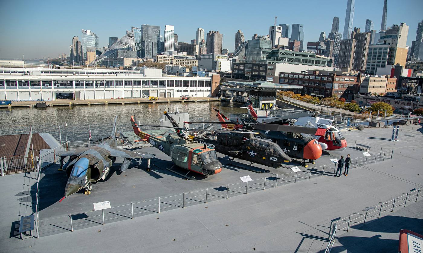 Het vliegdekschip Intrepid aan de oever van de Hudson River