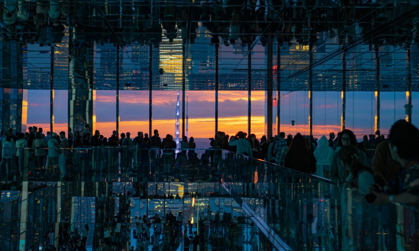 Spiegelinstallation in SUMMIT One Vanderbilt mit Manhattan im Hintergrund